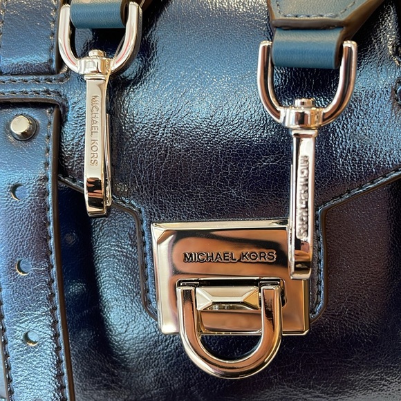 MICHAEL KORS
Manhattan Medium TH SCHOOL Crackled Metallic Leather SATCHEL
TEAL - Picture 12 of 16